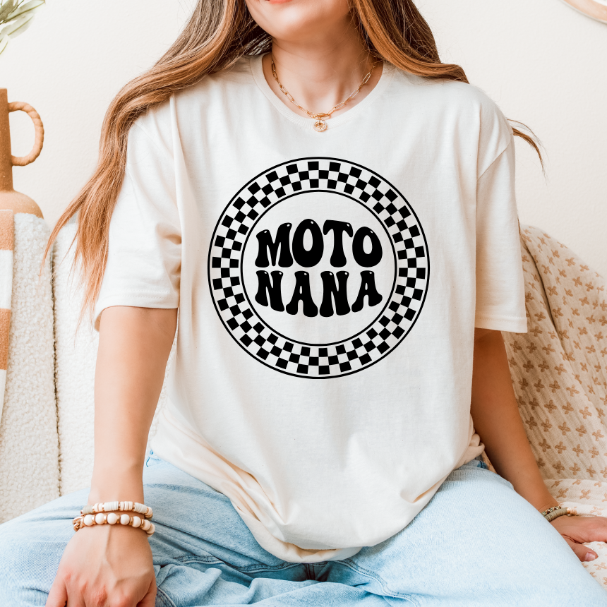 Moto Nana Checkered Circle Tee | Gildan - s-3xl